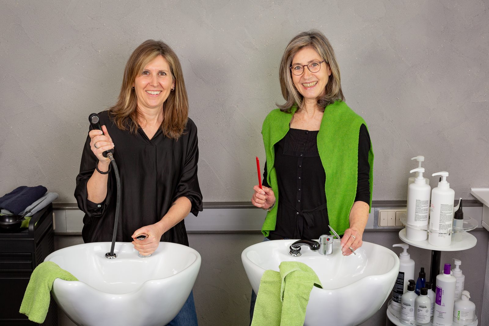 Teamfoto von zwei Mitarbeiterinnen in ihrem Friseursalon, fotografiert von Simone Emmert